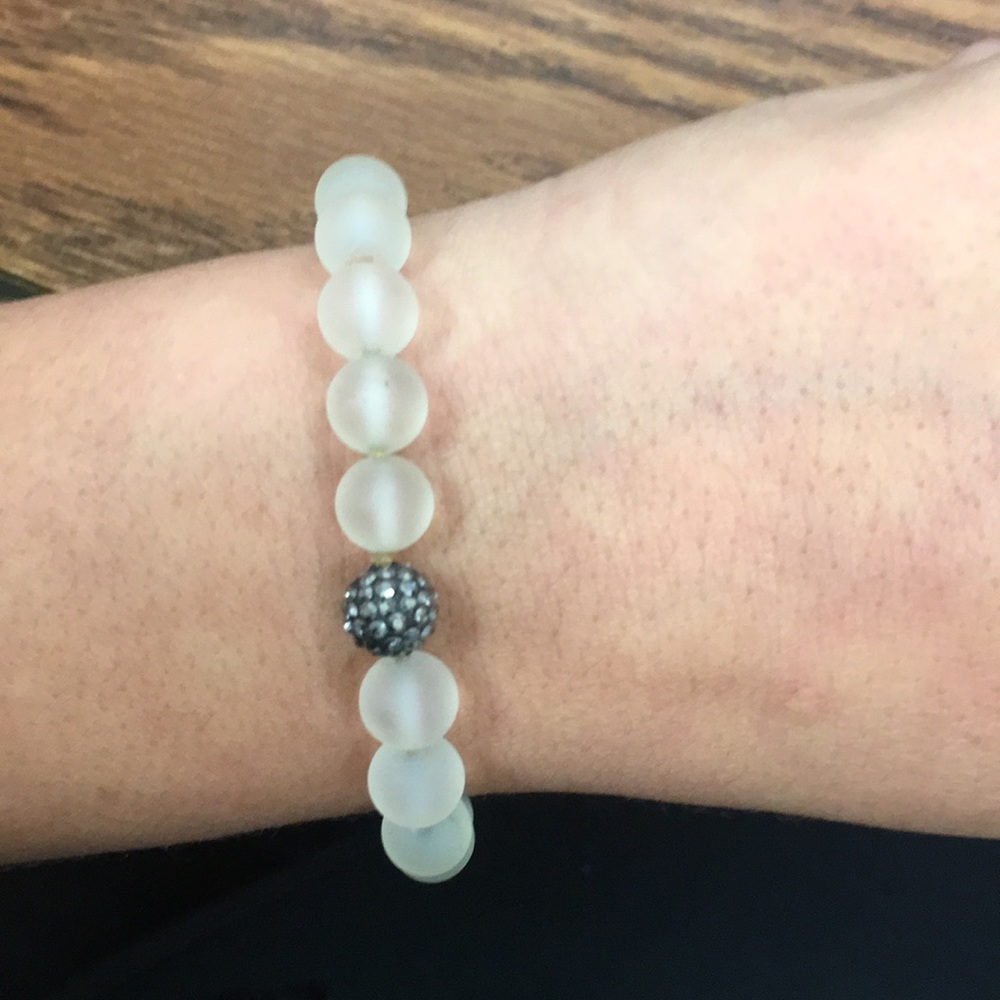 Clear bead bracelet with crystal bead - Picture 3 of 4